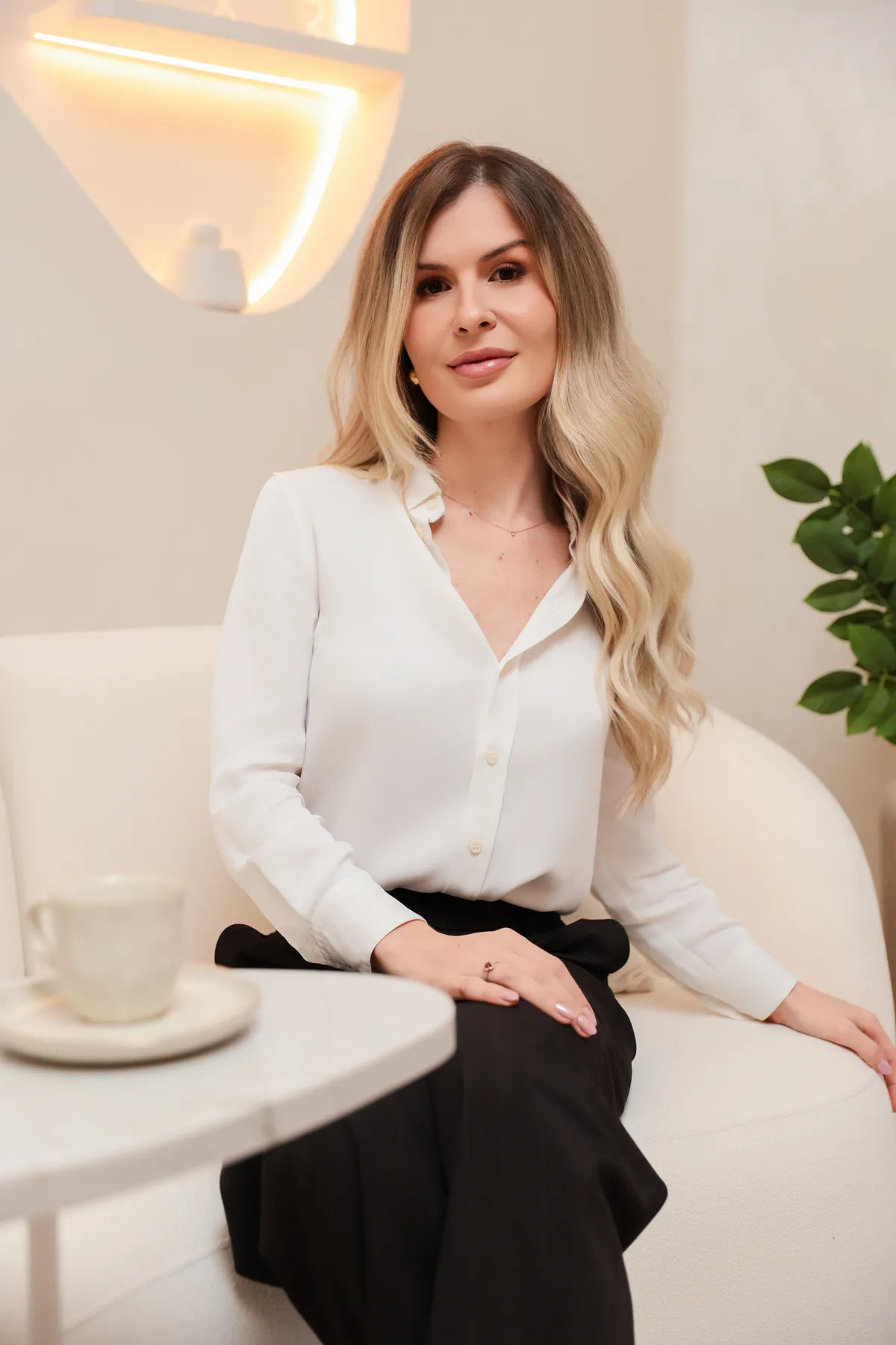 Dra. Larissa Stasievski, cirurgiã-dentista, na sala de espera da clínica Elésis