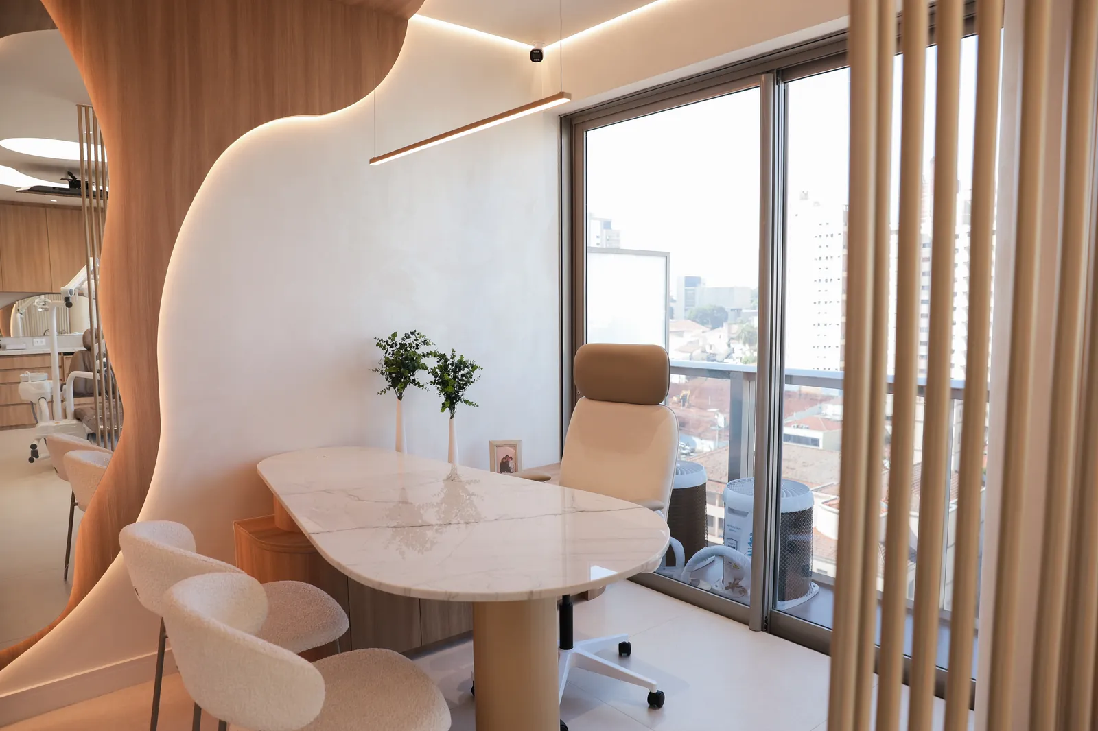 Sala de planejamento da Elésis, com mesa de mármore e vista para Piracicaba